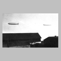 109-0040 Die Luftschiffe Graf Zeppelin und Hindenburg ueber dem Gut Porsch.jpg